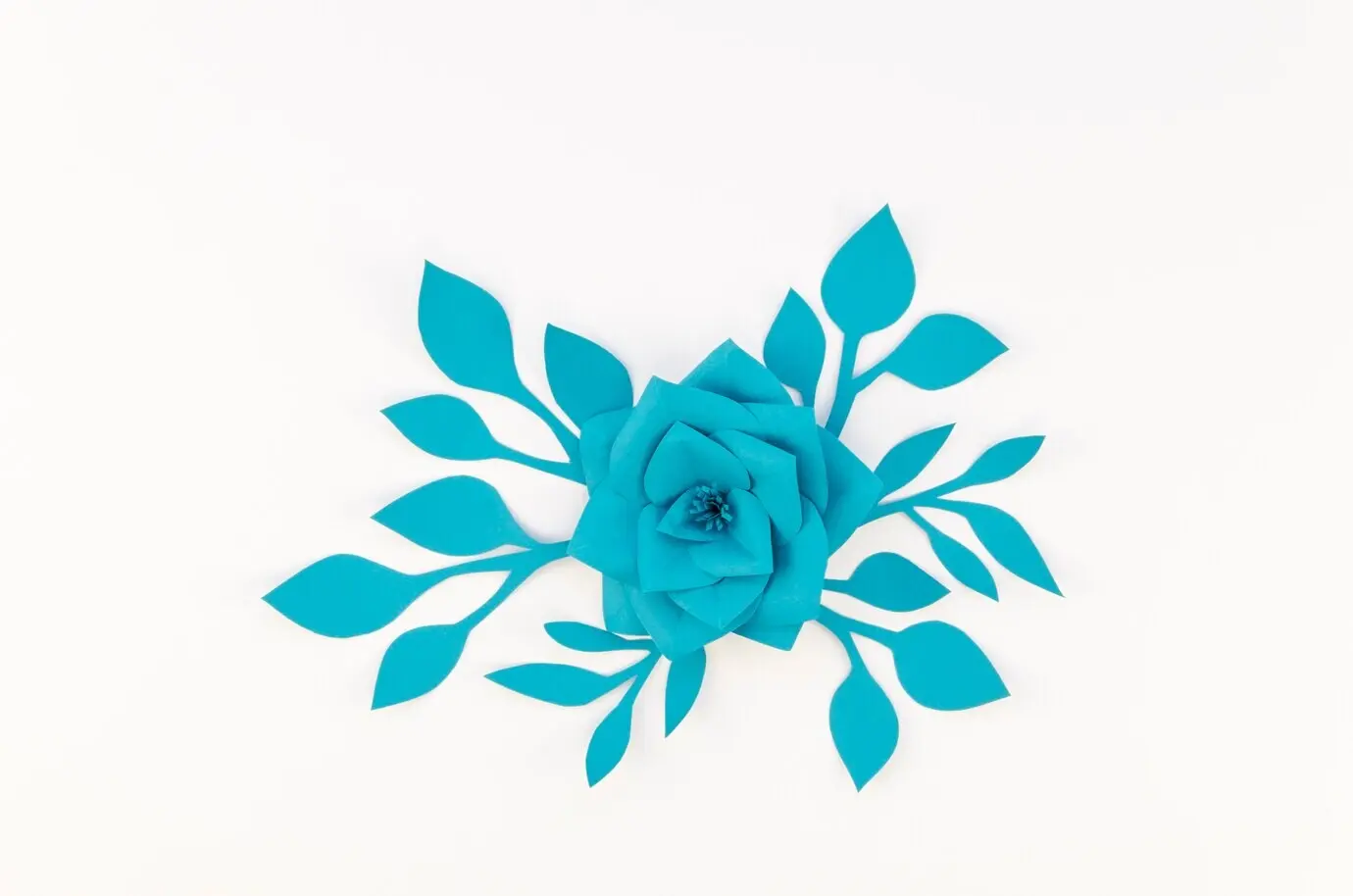 Künstlerisches Konzept mit einer blauen Papierblume