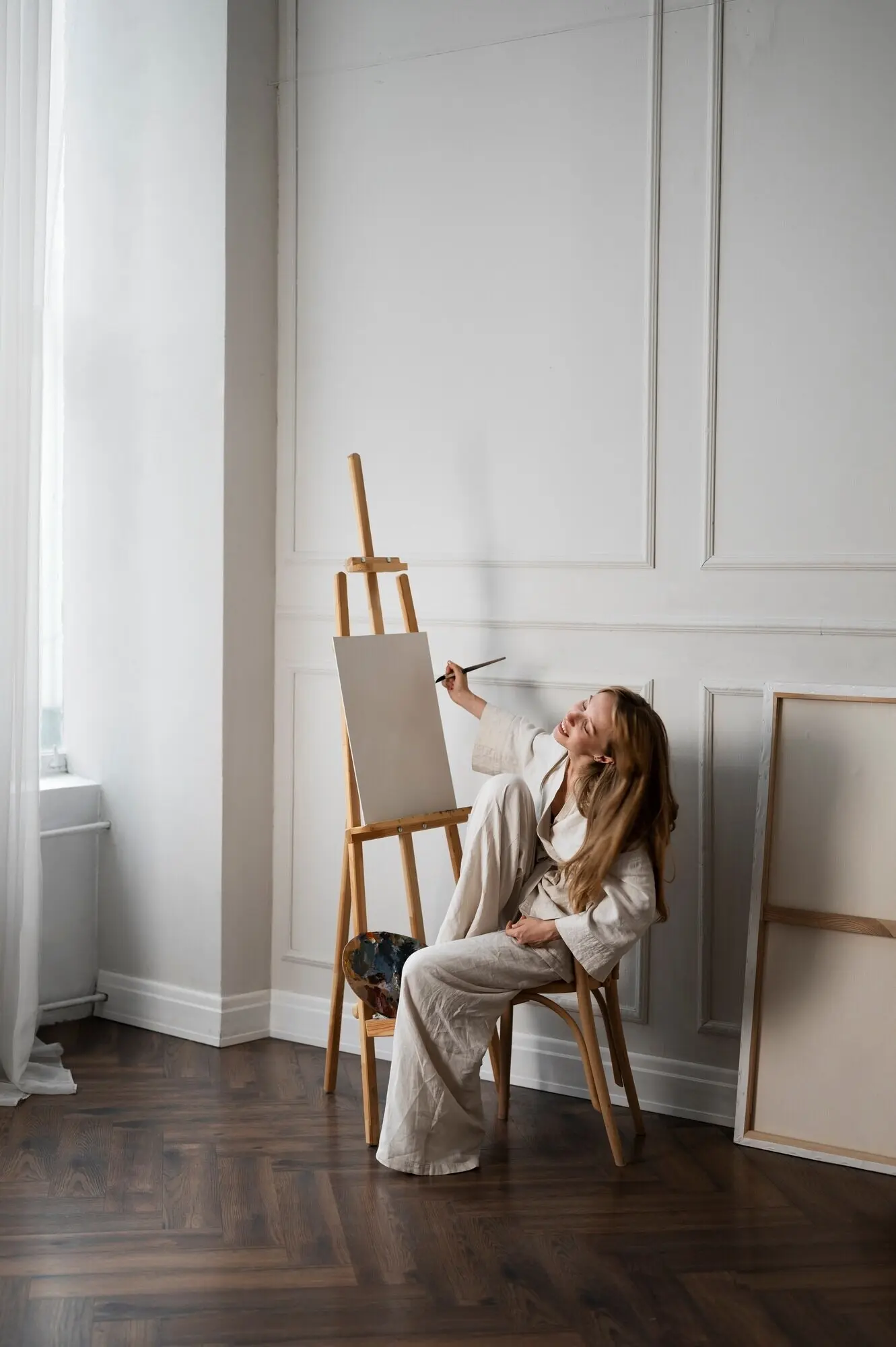 Eine junge Frau arbeitet in ihrer Werkstatt.